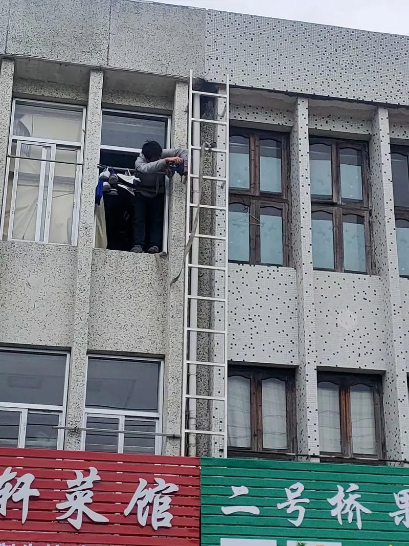 怎么爬墙挂梯子,怎么爬墙挂梯子视频