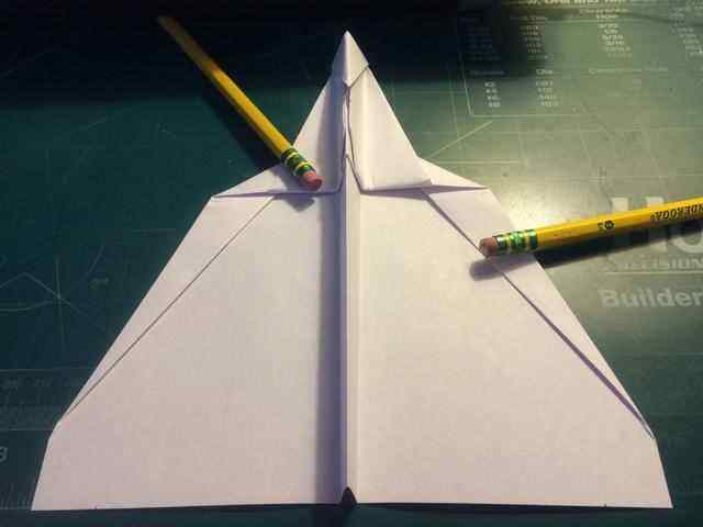 [简单的纸飞机怎么折飞得远]简单又飞得很远的纸飞机怎么折