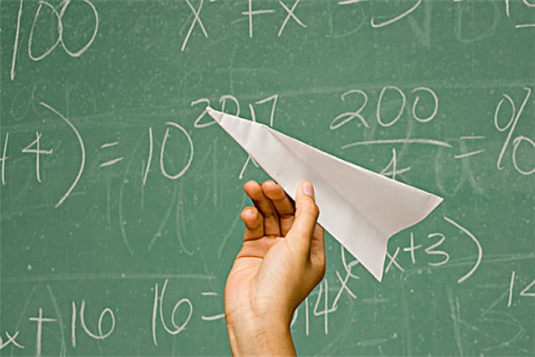 [世界飞得最远的纸飞机记录是谁]世界飞得最远的纸飞机记录是谁做的