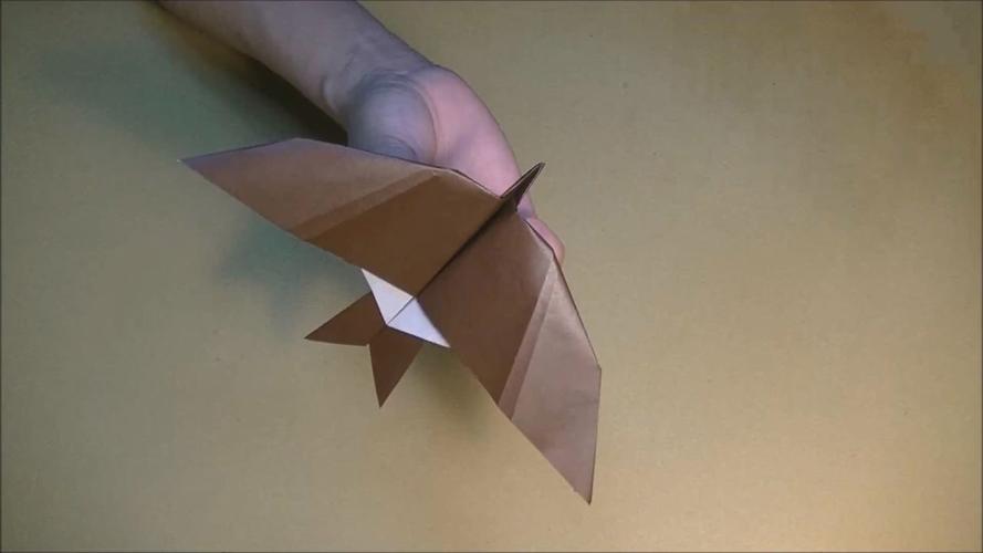 [纸飞机发射器怎么折不用皮筋]怎么用纸折纸飞机发射器不用胶水