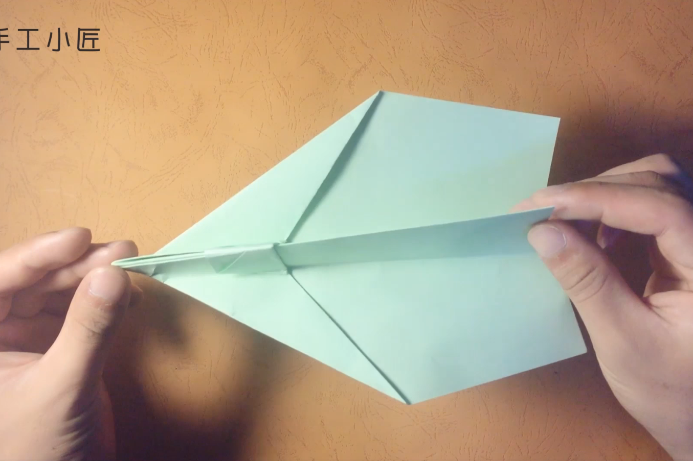 [纸飞机怎么折飞得远简单]纸飞机怎么折才能飞得更远