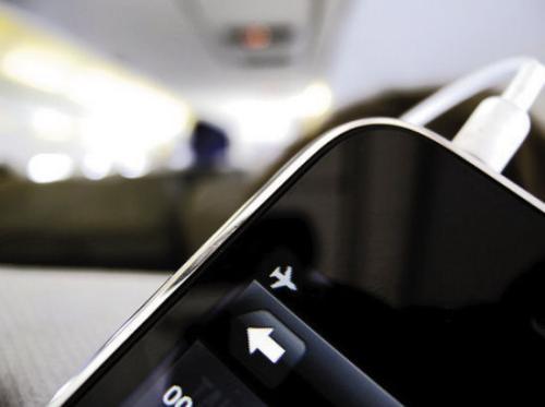 飞机上禁止使用手机的原因-飞机充电宝2023最新规定