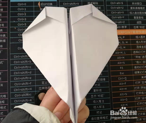 纸飞机飞得远的叠法-纸飞机怎么折飞得远视频教程