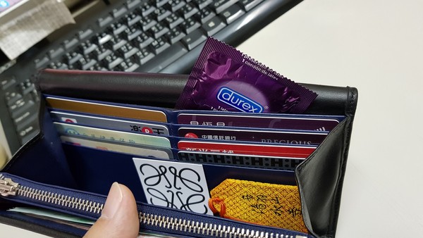 钱包里放避孕套的寓意、钱包里放避孕套有什么寓意