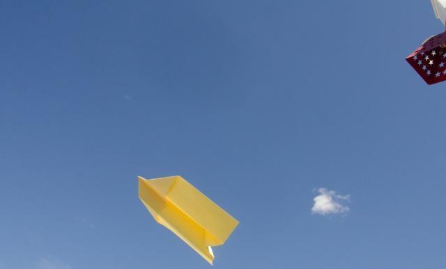 纸飞机一直飞、纸飞机往回飞的原因