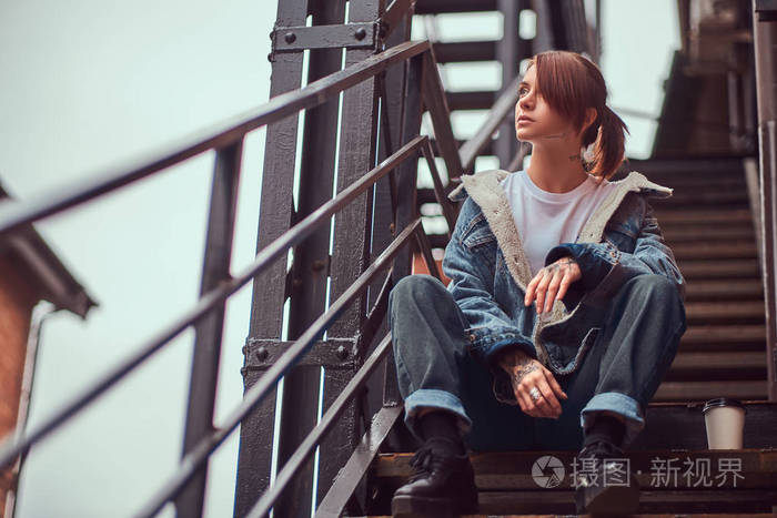 一个人叠梯子看窗外的图,一个人叠梯子看窗外的图片真实