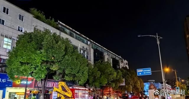 昆明一广告牌掉落致5人受伤,昆明一广告牌掉落致5人受伤磐石