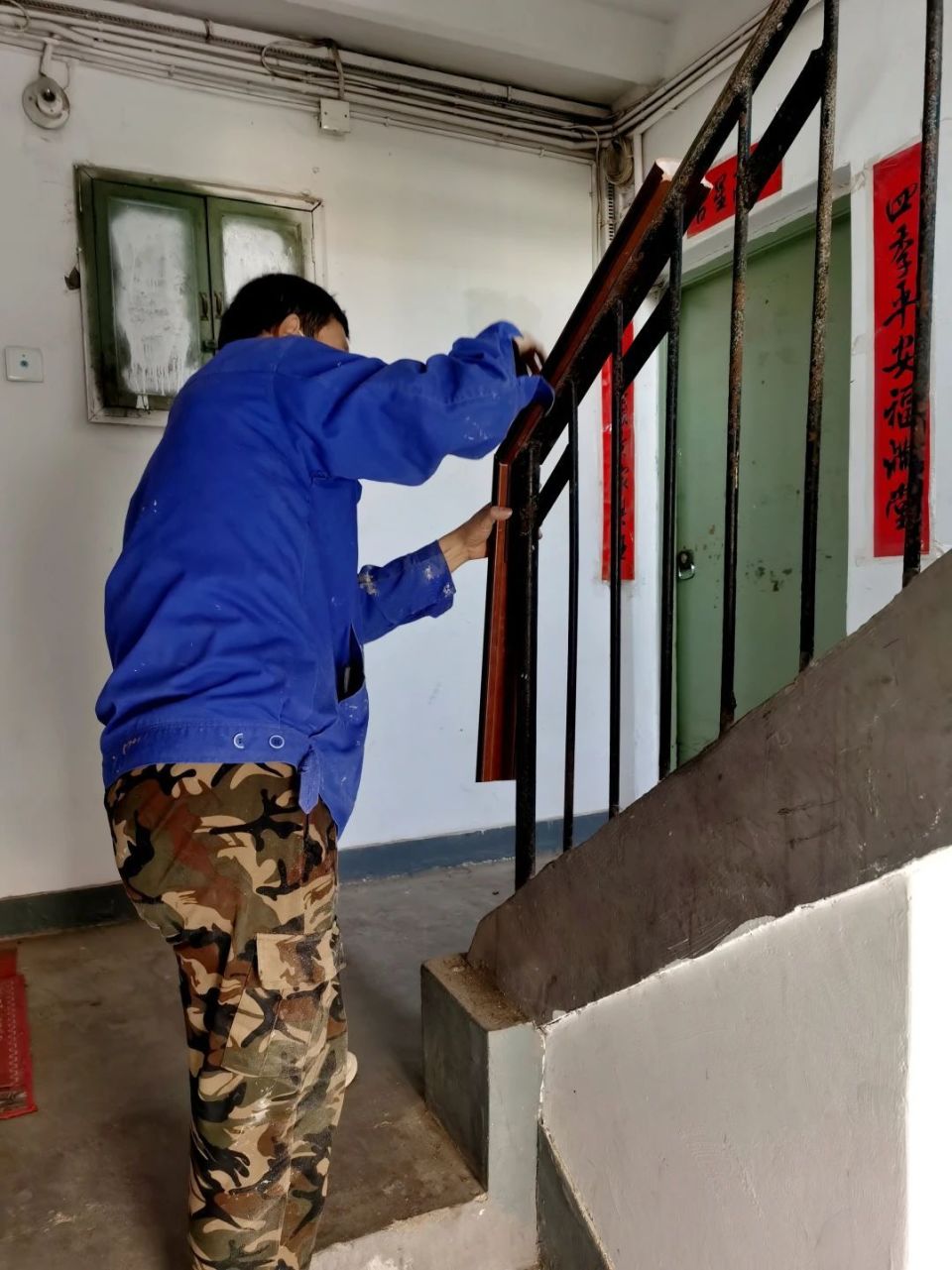 在梯子上工作时梯子与地面的角度,在梯子上工作时梯子与地面的角度不一致