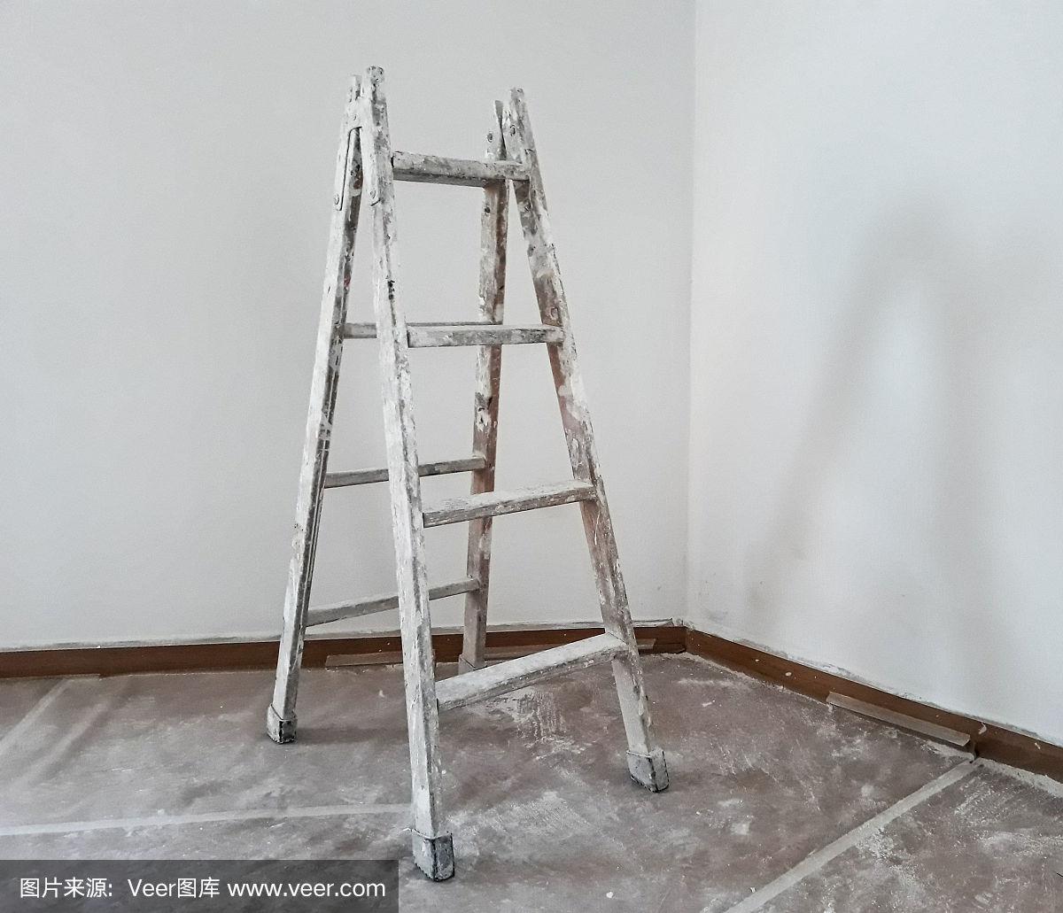 梯子上作业时与地面的夹角,梯子与地面的夹角不能大于多少度