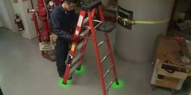 梯子上作业时与地面的夹角,梯子与地面的夹角不能大于多少度